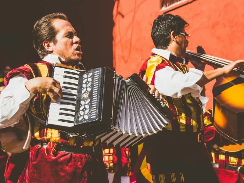 Callejoneadas (Troubadour Street Walks)