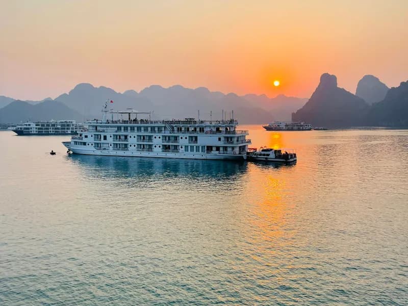 Overnight Junk Boat Cruise