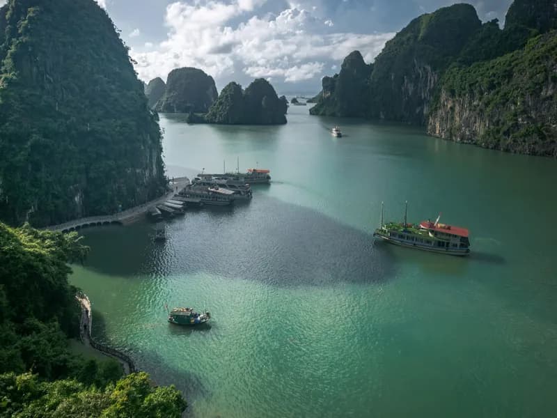 Sung Sot (Surprise) Cave