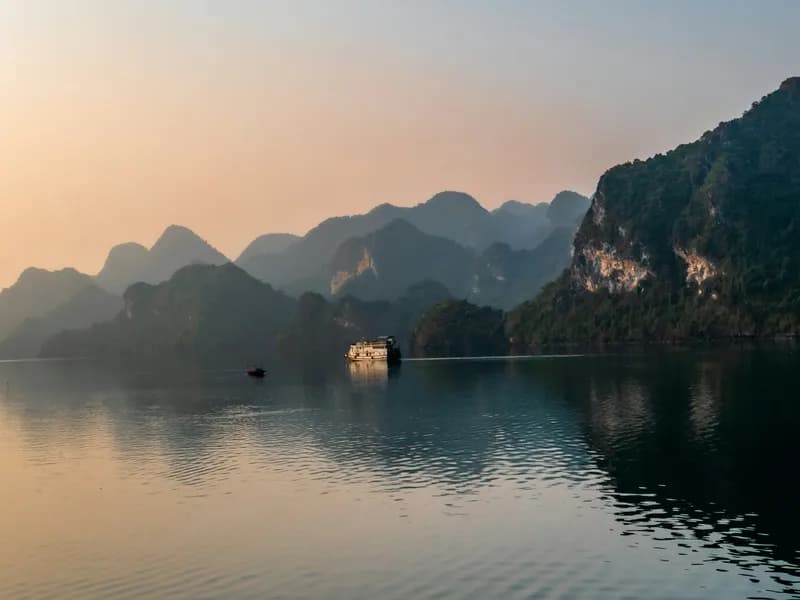 Bai Tu Long Bay