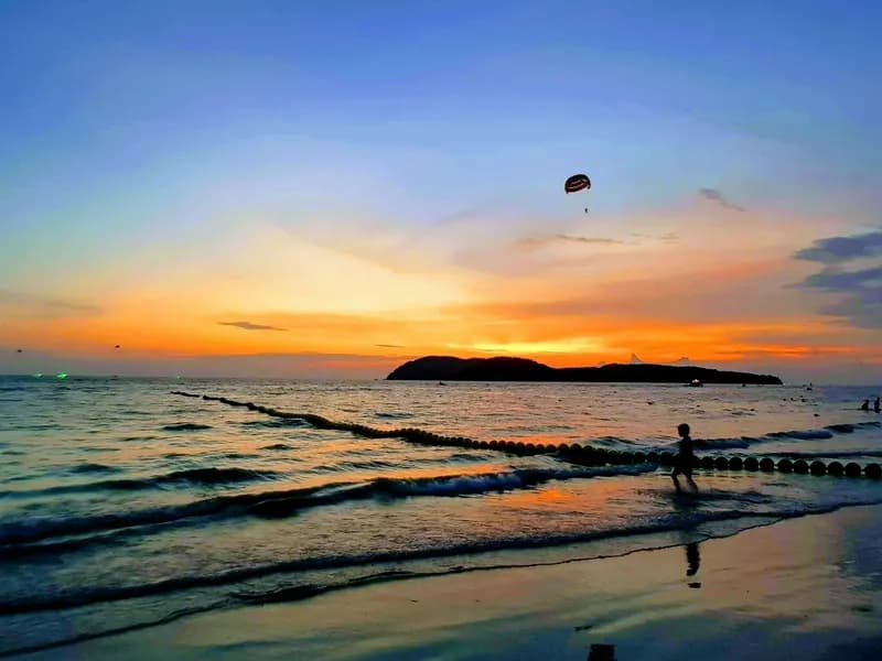 Pantai Cenang (Cenang Beach)