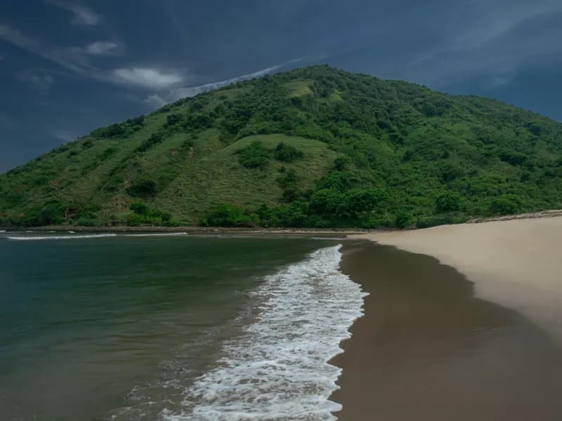 Pink Beach (Pantai Merah)