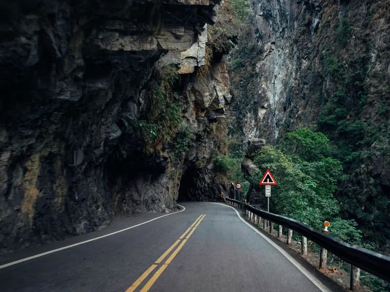 Tunnel of Nine Turns (Jiuqudong)